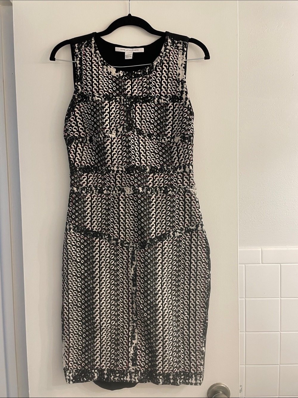 Diane Von Furstenberg Black and White Patterned Sleeveless Sheath Dress